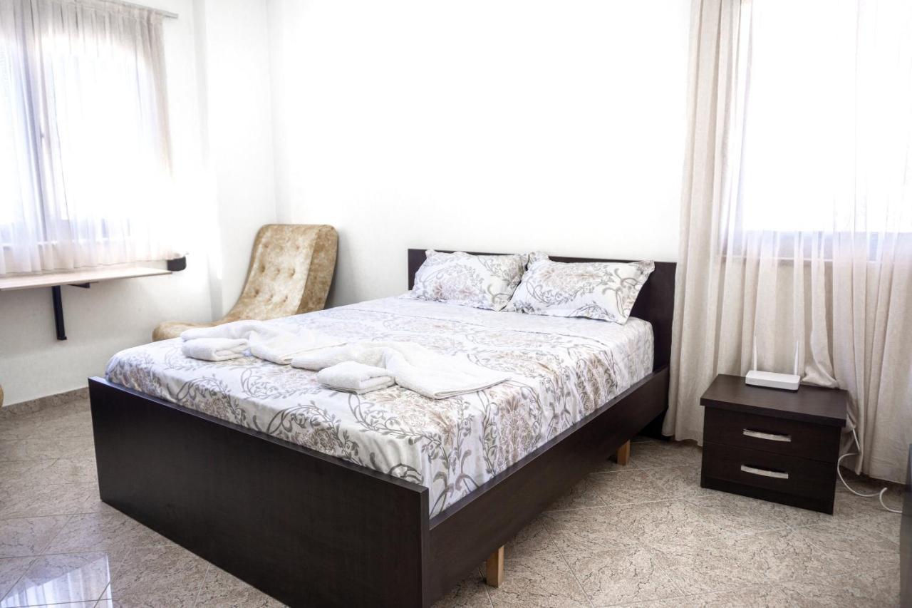 City Center Two Private Bedrooms Near Scanderbeg Square On Shared Apartment Tirana Kültér fotó