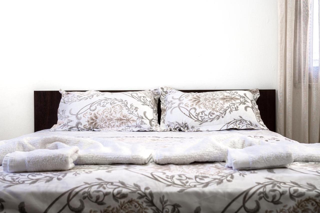 City Center Two Private Bedrooms Near Scanderbeg Square On Shared Apartment Tirana Kültér fotó
